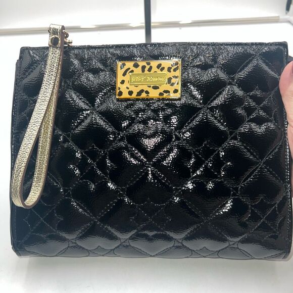 Betsey Johnson Large‎ Faux Leather Black and Gold Quilted Wristlet - Picture 3 of 10